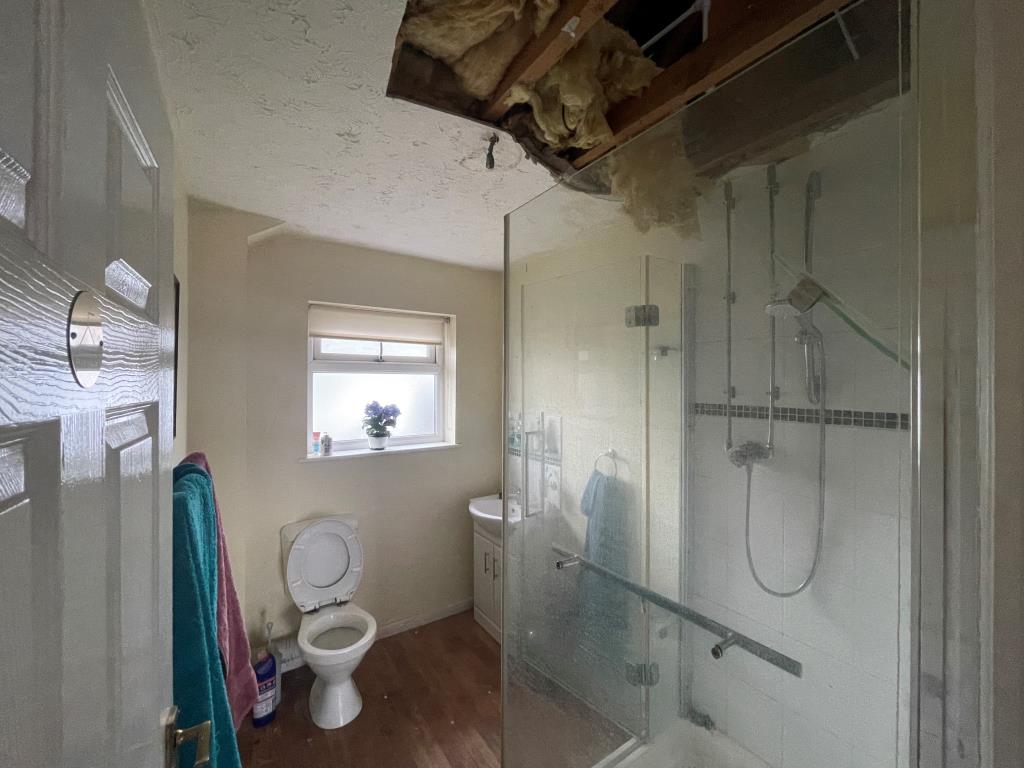 Lot: 124 - DETACHED FOUR-BEDROOM HOUSE WITH IMPRESSIVE SEA VIEWS - Shower room with W.C.